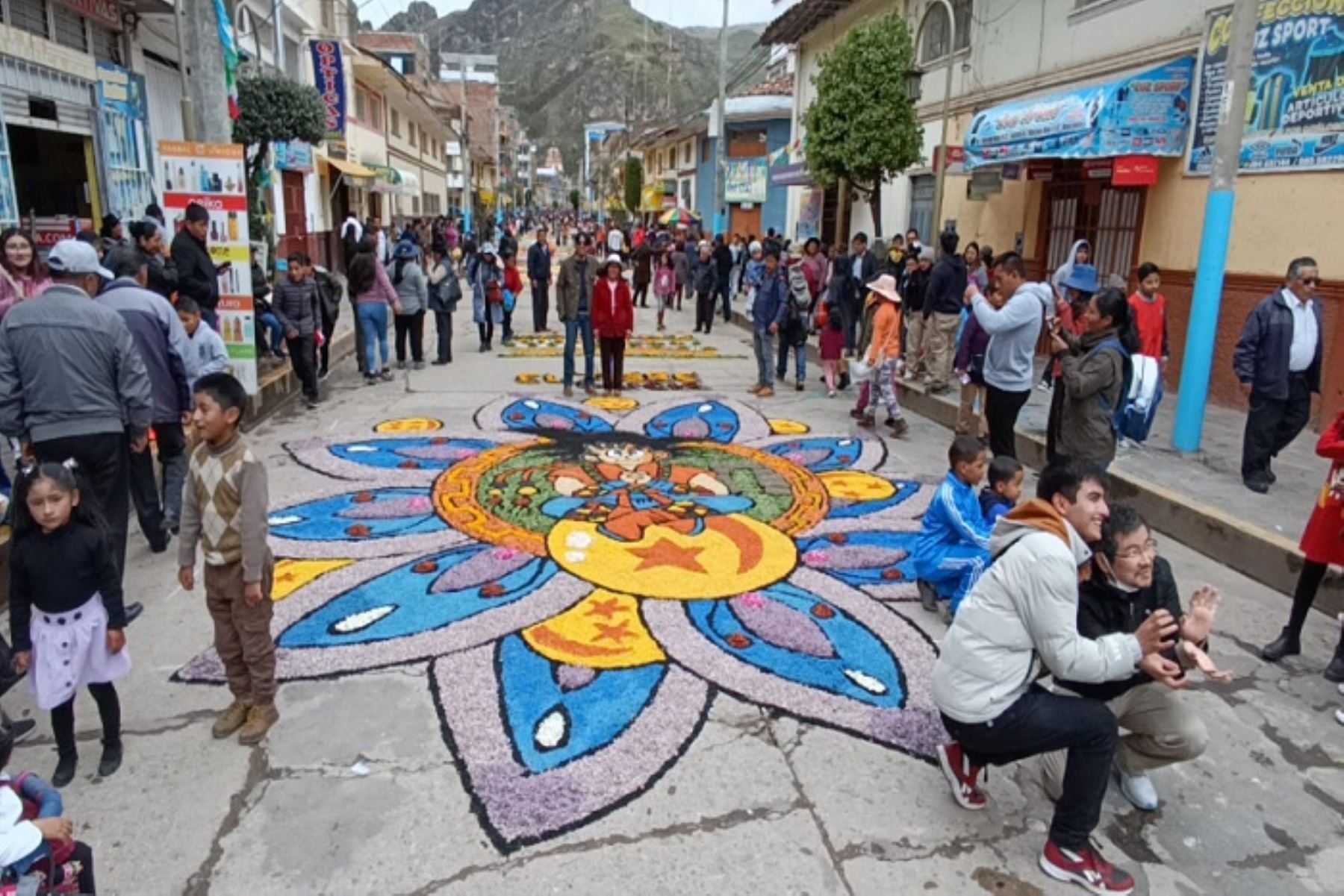 Domingo de Ramos en Huancavelica presentan alfombra con imagen de Goku
