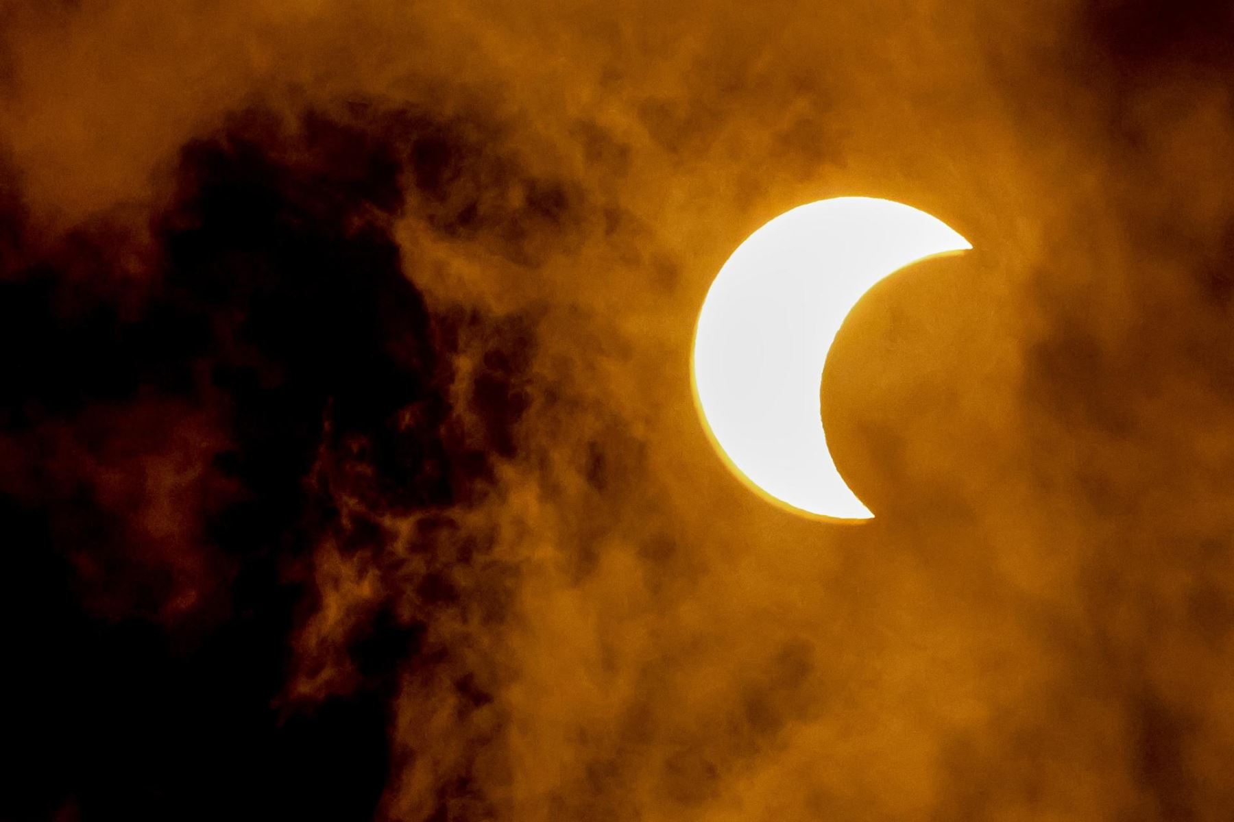 Sigue en vivo el eclipse solar total del 8 abril de 2024 con un experto